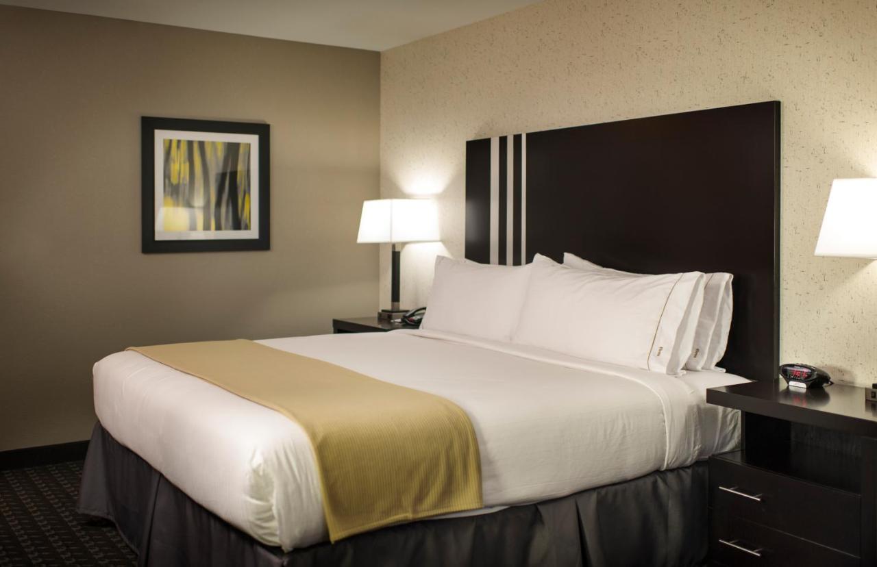 Holiday Inn Express And Suites Madison Central By Ihg Bagian luar foto