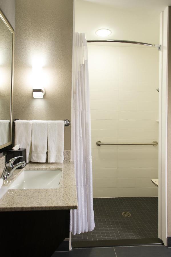 Holiday Inn Express And Suites Madison Central By Ihg Bagian luar foto