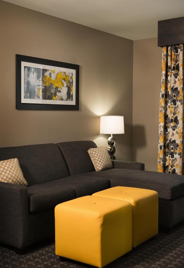 Holiday Inn Express And Suites Madison Central By Ihg Bagian luar foto