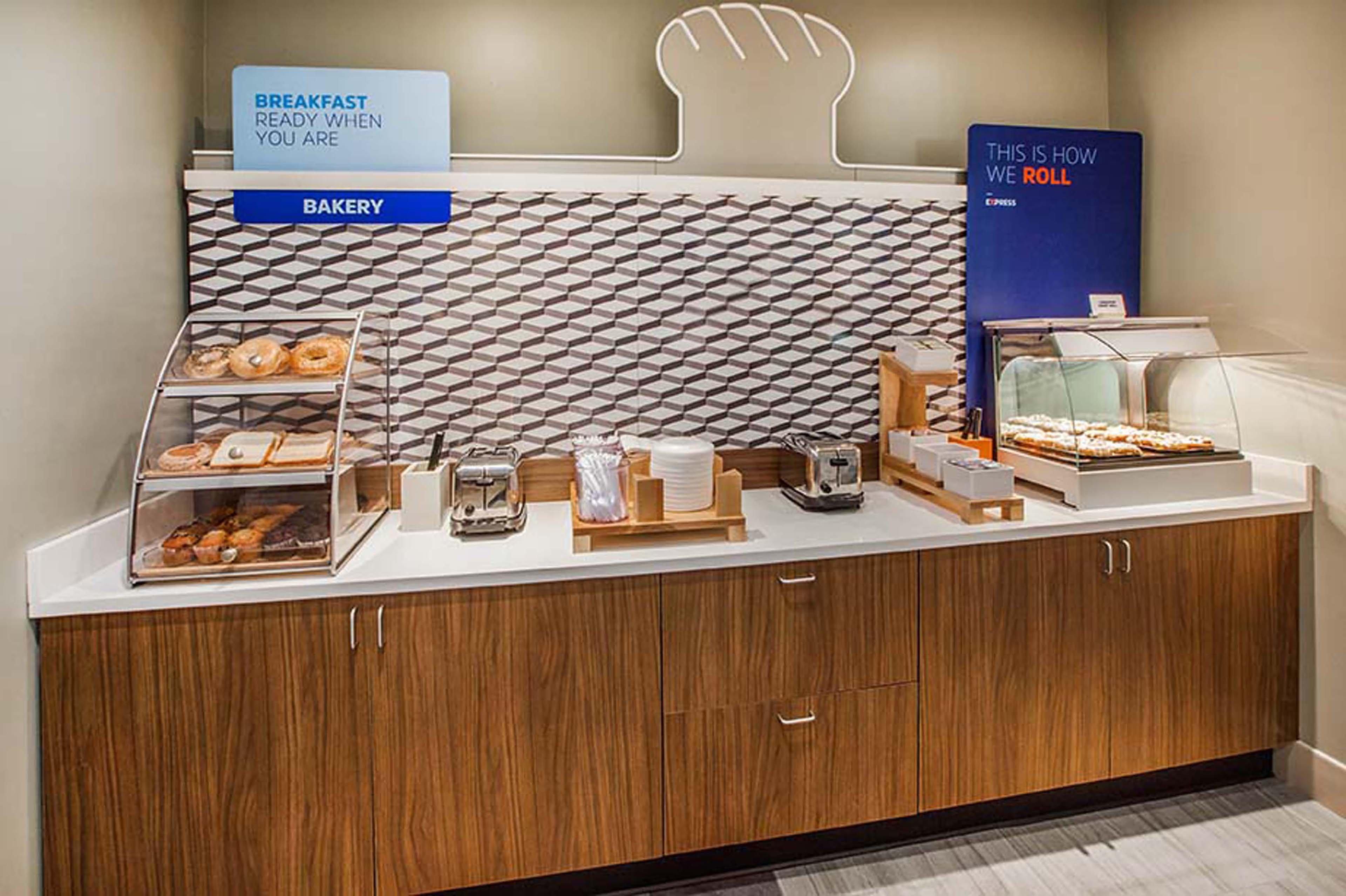 Holiday Inn Express And Suites Madison Central By Ihg Bagian luar foto