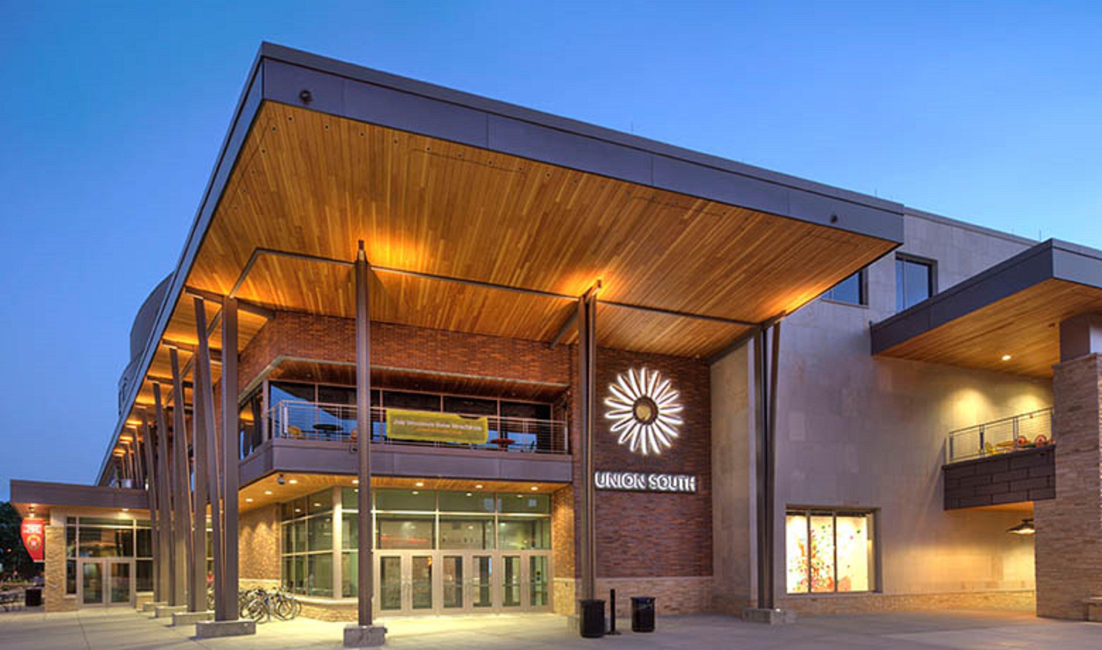 Holiday Inn Express And Suites Madison Central By Ihg Bagian luar foto