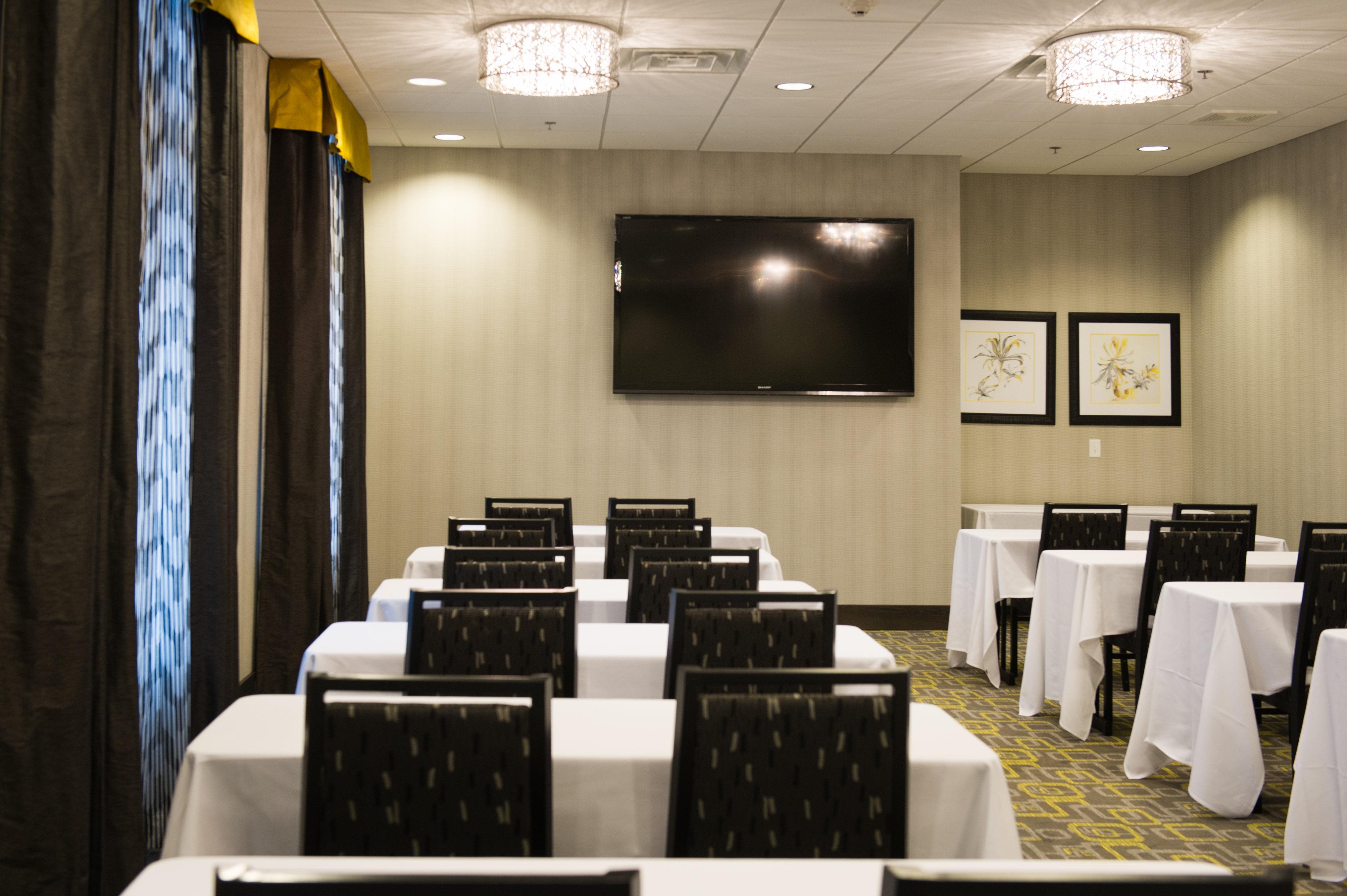 Holiday Inn Express And Suites Madison Central By Ihg Bagian luar foto