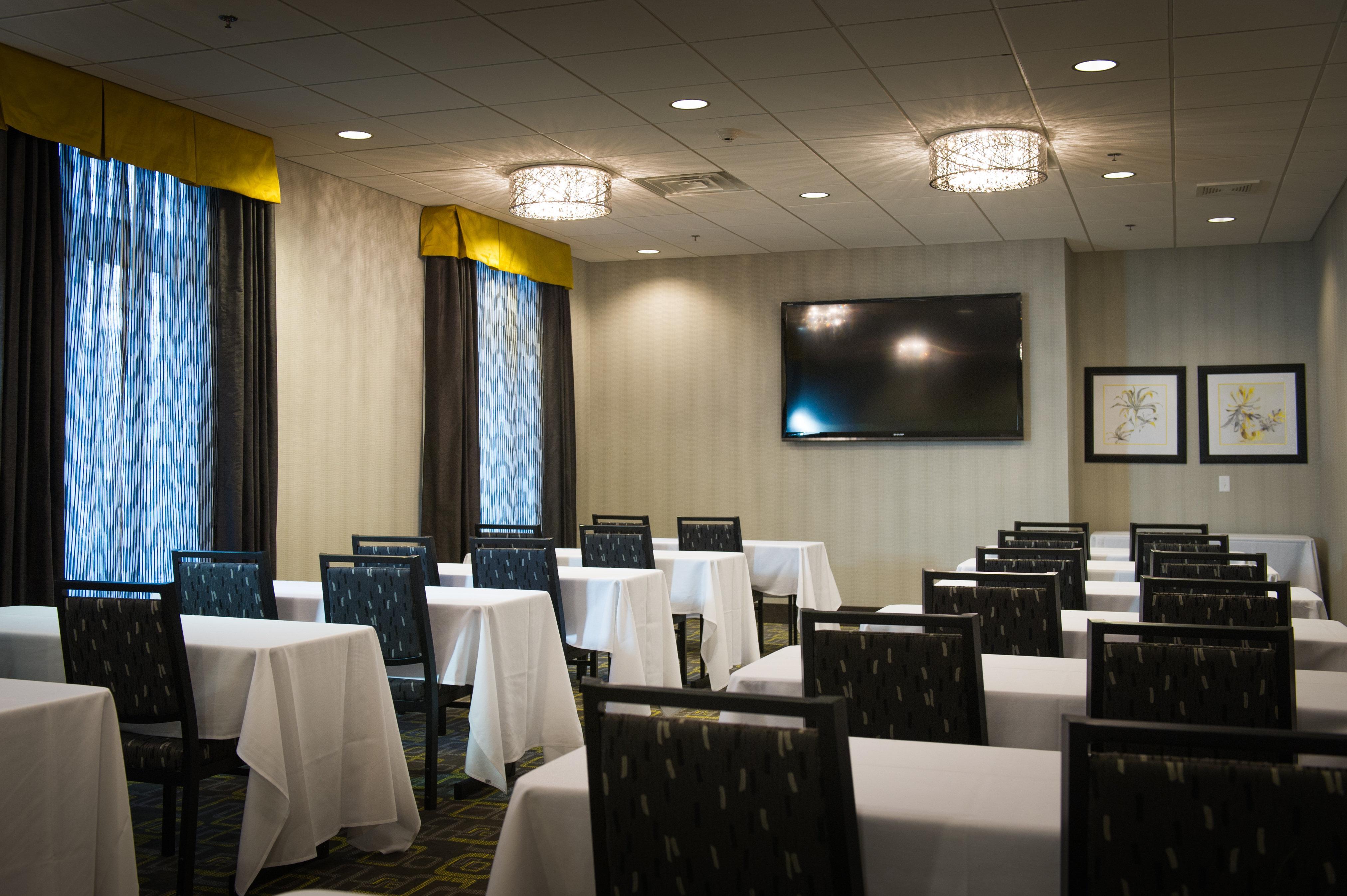 Holiday Inn Express And Suites Madison Central By Ihg Bagian luar foto